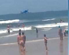 Monomotor cai em praia do Guarujá e piloto sobrevive