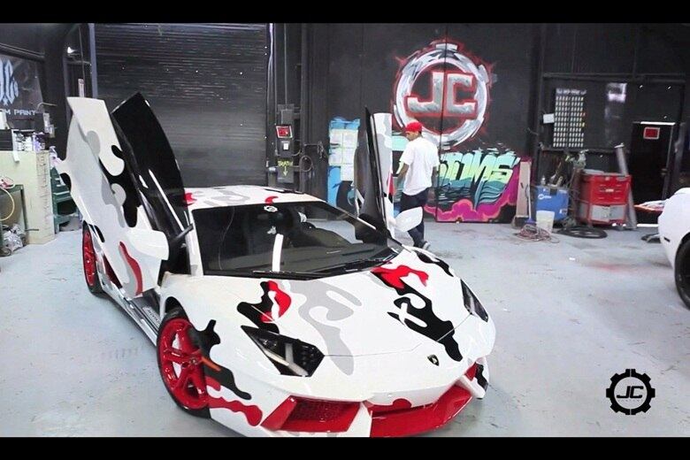 O Lamborghini Aventador usa um violento motor 6.5 V12 capaz de produzir 700 cv de potência