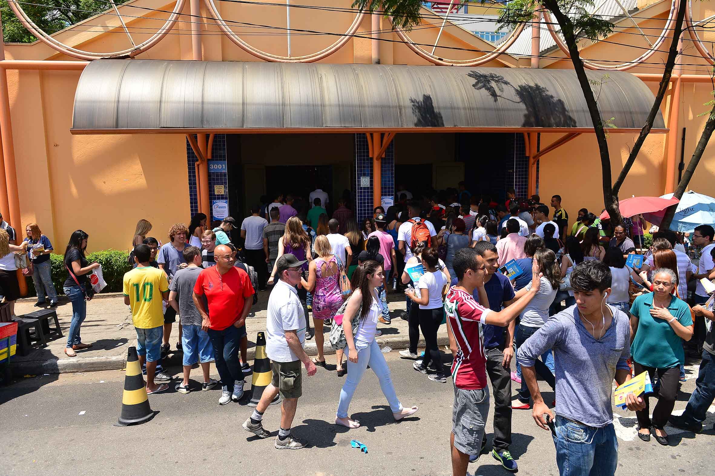 O portal R7, em parceria com o Sistema COC de Ensino, vai divulgar logo após a prova do Enem, no sábado (26) e no domingo (27), a correção comentada do exame com gabarito. 