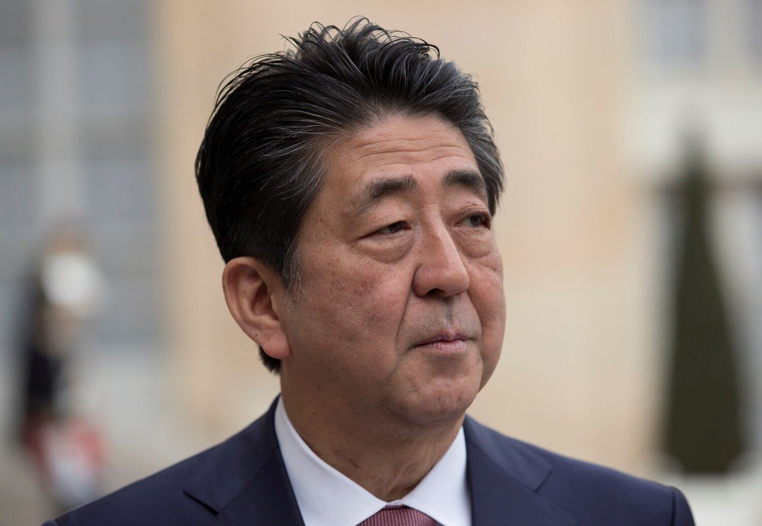4. Shinzo Abe

O ex-primeiro-ministro japonês Shinzo Abe faleceu em 8 de julho, aos 67 anos, após ser baleado enquanto participava de um evento de campanha. Ele foi o premiê mais jovem do Japão e governou o país pela primeira vez durante o ano de 2006. Depois, voltou ao poder entre 2012 e 2020.

Abe era um conservador linha-dura que promoveu a revisão da Constituição pacifista do Japão para reconhecer os militares do país e permaneceu politicamente relevante mesmo depois de deixar o cargo
