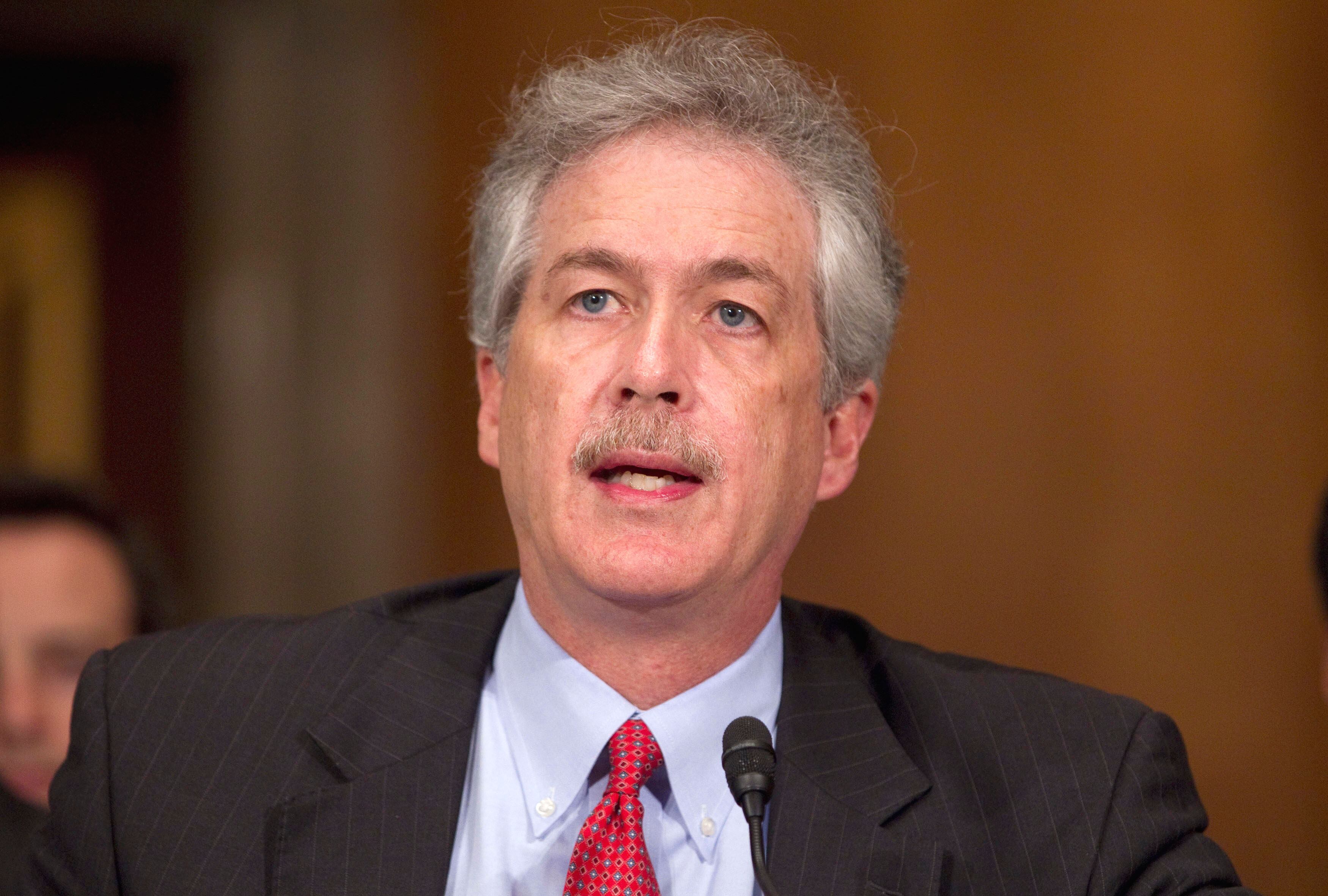 Hillary também poderá ser substituída por William Burns, assistente chefe na Secretaria do Estado. Burns é o primeiro na lista para assumir o cargo caso alguma coisa aconteça com a Secretária de Estado. Burns, que é o mais alto Diretor de Serviço Exterior, foi Embaixador dos Estados Unidos na Rússia de 2005 a 2008