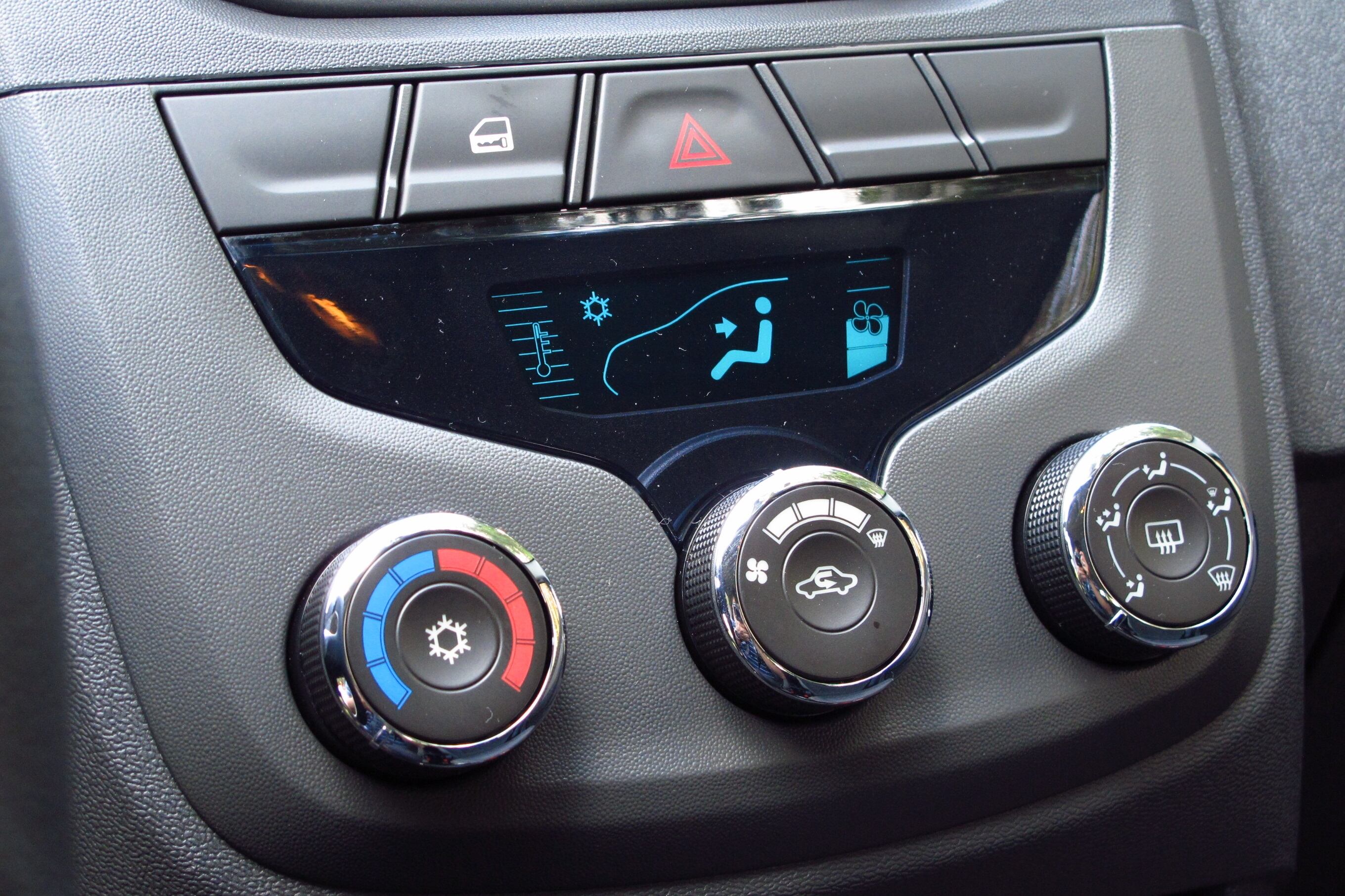 O ar-condicionado analógico (cujo visual faz lembrar um equipamento digital) é o mesmo do antigo Agile
Saiba tudo sobre carros! Acesse www.r7.com/carros