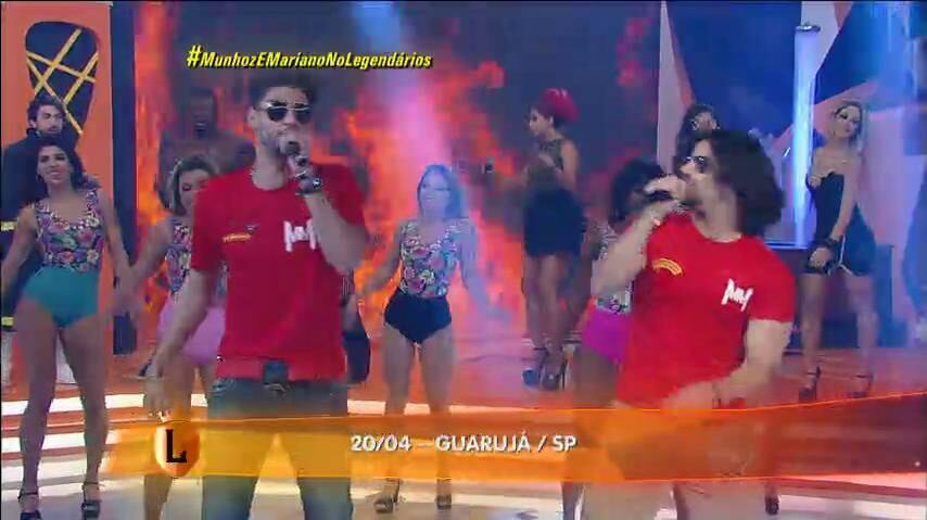 A mulherada já sabia que alguém ia que entrar no chuveiro com Mariano, já que o número faz
parte do show da dupla 

Munhoz e Mariano esquenta a noite legendária com Seu Bombeiro

