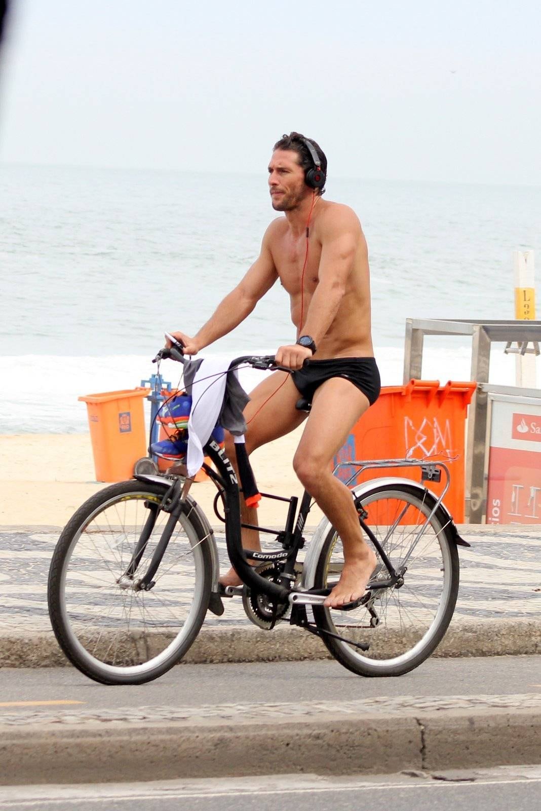 Flávio Canto se exercita na orla da praia da zona Sul do Rio, Rio de Janeiro