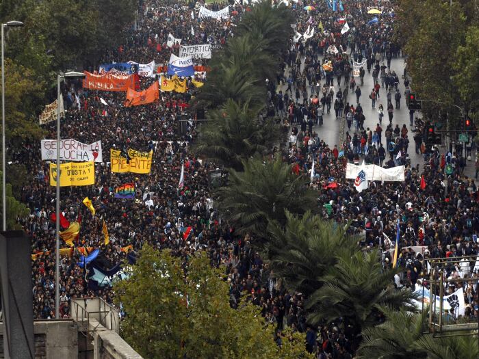 

A Confech (Confederação de Estudantes do Chile) convocou uma
manifestação na última quinta-feira (11), nas ruas de Santiago, para exigir uma
educação gratuita e de melhor qualidade no Chile

