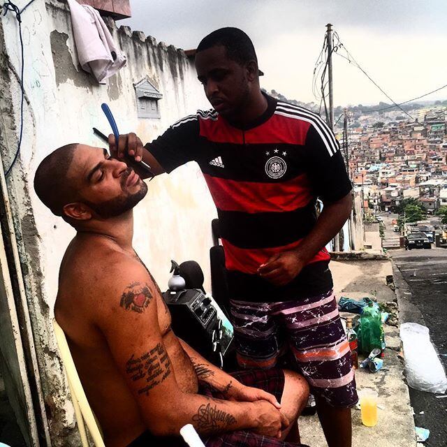 Ele está afastado dos gramados
desde abril de 2014, quando encerrou sua participação na Libertadores daquele
ano pelo Atlético-PR. Desde então diversos rumores deram conta de um possível
retorno aos gramados, mas nenhum deles se confirmou
