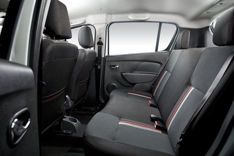 Atrás, o espaço interno generoso é o mesmo das demais versões do Sandero, com lugar para três adultos

LEIA TAMBÉM
Aceleramos: Renault Sandero RS é nervosinho e vai além do visual