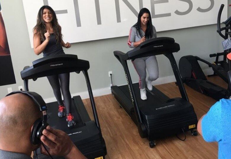 Atividade física é essencial e faz parte do projeto de vida dela, com musculação e exercícios aeróbicos. Mas não pense que Flávia faz uma grande academia. Ela treina na academia do prédio em que mora