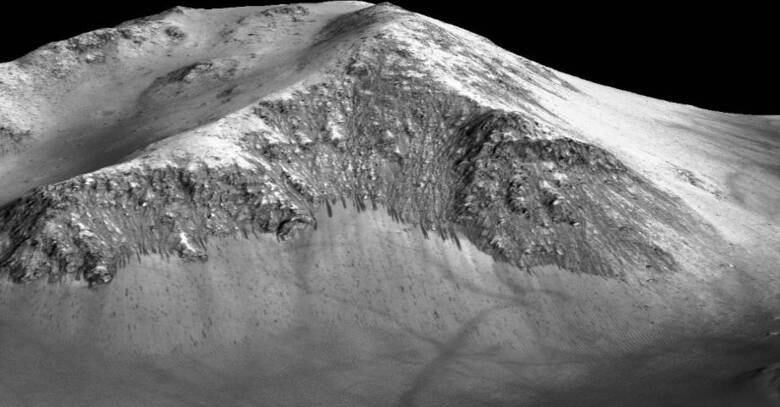 A água líquida é a responsável pela formação das estrias