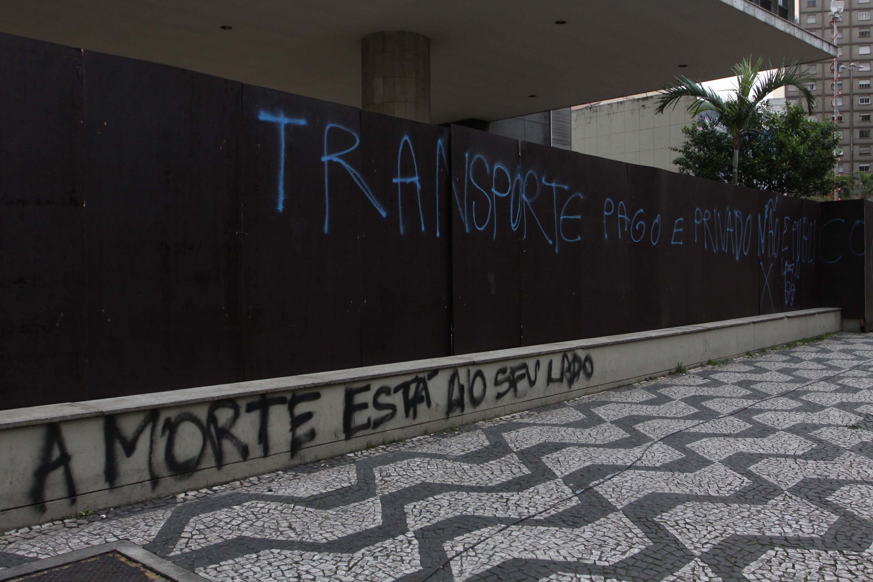 Policiais militares e manifestantes se enfrentaram no início da noite desta quarta-feira (14) em frente à Câmara dos Vereadores, no centro da capital paulista, durante ato contra suposto esquema de cartel nas licitações do Metrô e da CPTM 