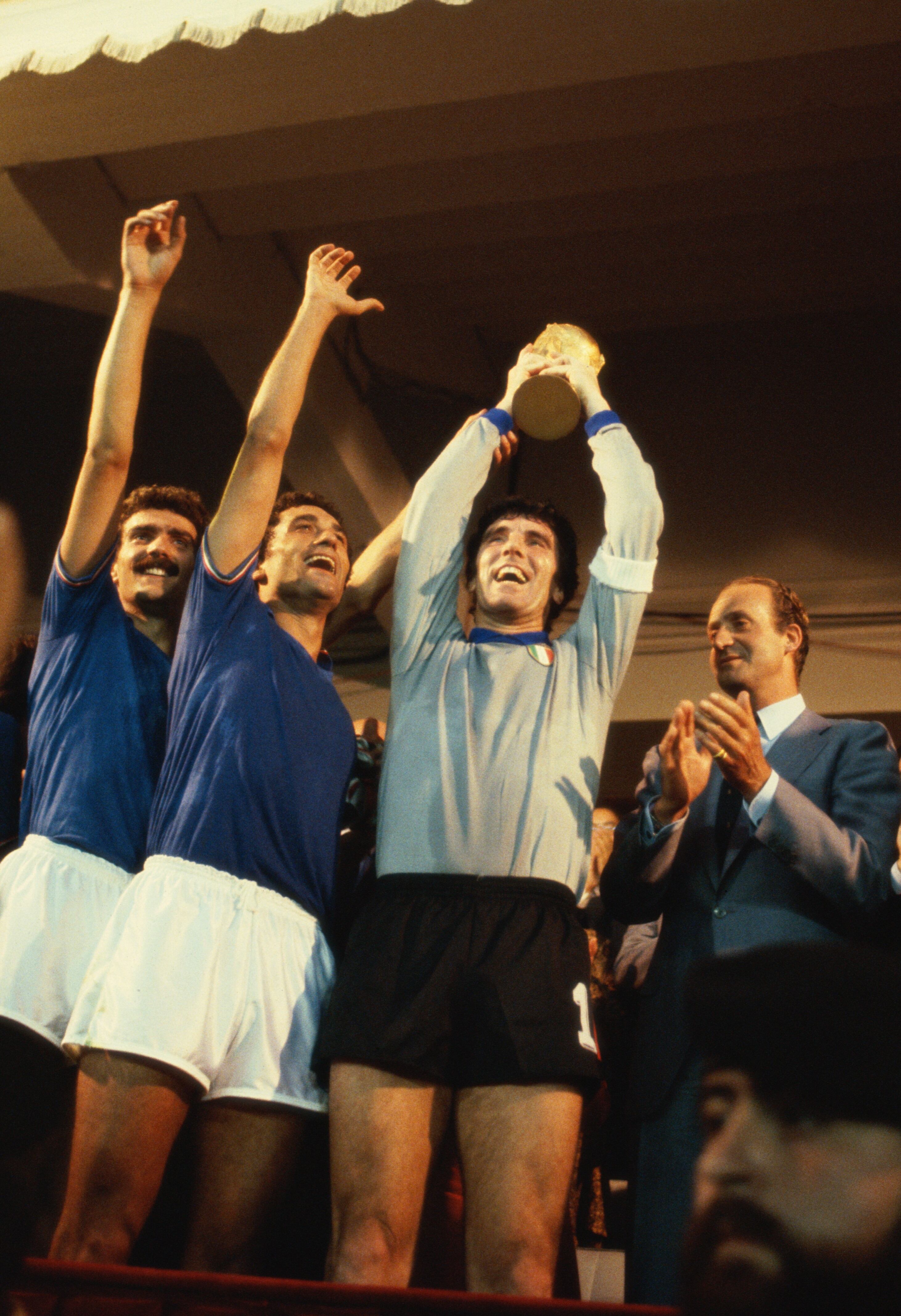 O goleiro italiano Dino Zoff é o mais velho jogador da história das Copas a ser campeão. Ele tinha 40 anos e quatro meses durante a edição de 1982