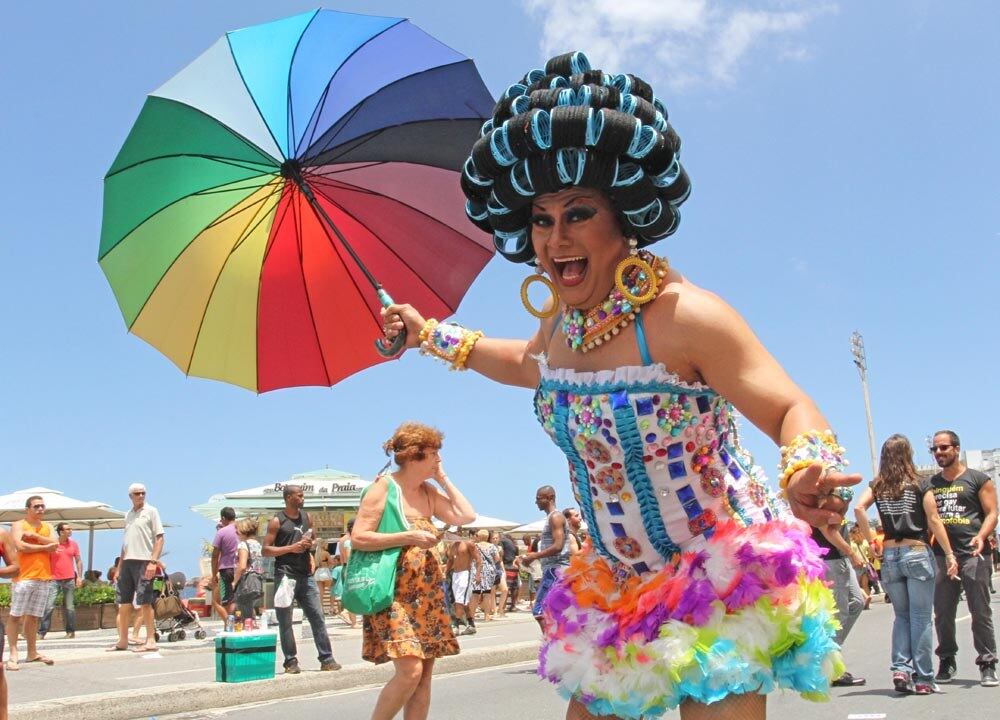 A praia de Copacabana, na zona sul do Rio, foi tomada pela multidão que participou da 19ª Parada do Orgulho LGBT (Lésbicas, Gays, Bissexuais, Travestis, Transexuais e Transgêneros), na tarde deste domingo (16). Veja a galeria de fotos com alguns dos integrantes mais animados do desfile