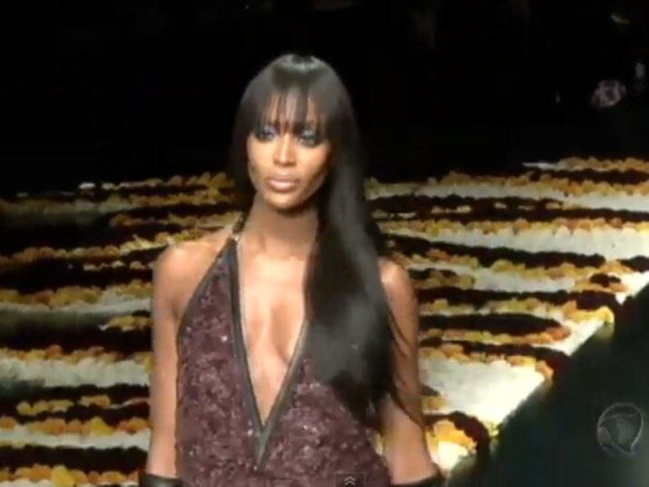 Nas passarelas o cabelo sempre foi à marca registrada de Naomi Campbel. Mas para manter os fios longos, a modelo britânica sofre com as consequências

No R7 Play você pode assistir ao Fala Brasil na íntegra! Clique e experimente de graça! 
+ Famosas perdem cabelos em decorrência de apliques; entenda os riscos
+ Tratamento inovador promete dar fim às tão indesejáveis estrias. Veja!
+ Famosas bebem vinagre de maçã para afinar a silhueta e manter a beleza

