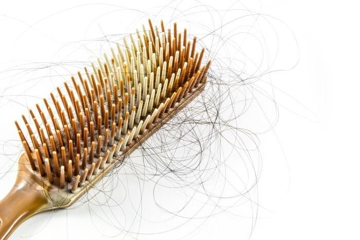 2) Não secar o cabelo após o banho ou dormir com ele molhado
causa queda? Mito. 

As pessoas costumam achar que dormir com o cabelo molhado
vai dar fungo no couro cabeludo e causar a queda. O que acontece é que, se a
pessoa já tiver bastante caspa, pode piorar um pouco a dermatite seborreica, uma
inflamação de pele caracterizada pelo excesso de secreção, que deixa o
couro cabeludo avermelhado