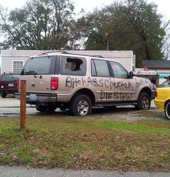 Sem freio para os xingamentos pichados