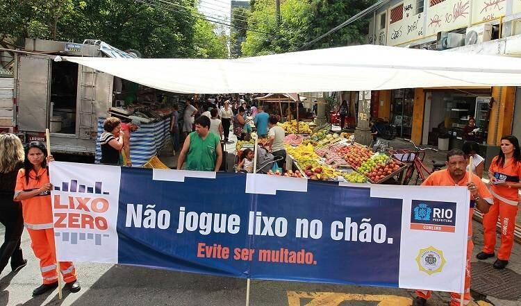 Fiscais fizeram ação de conscientização nas feiras nesta segunda