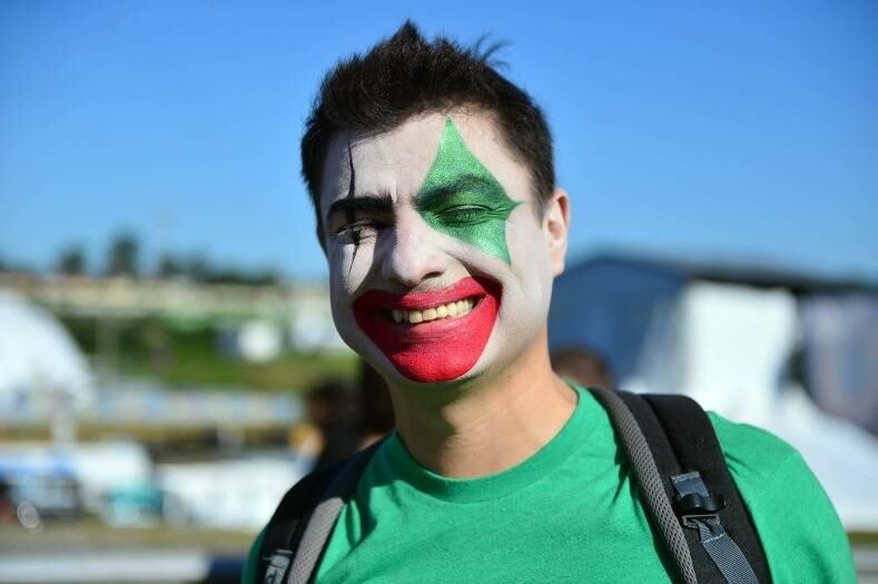 Marcos,
30 ano, pintou o rosto e estava chamando a atenção. não falou, só fez pose
