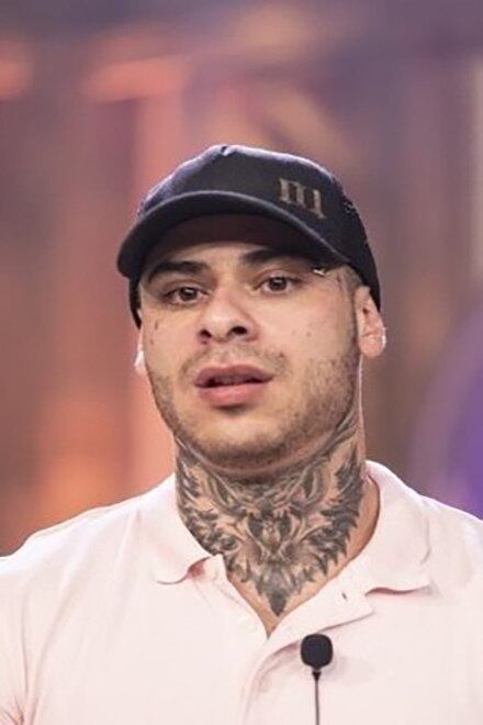 Leo Stronda ama mudar o visual e busca sempre inovar na aparência dentro de A Fazenda 10. Ele que começou com o look simples quando chegou ao reality e mostrou que não tem medo de ousar