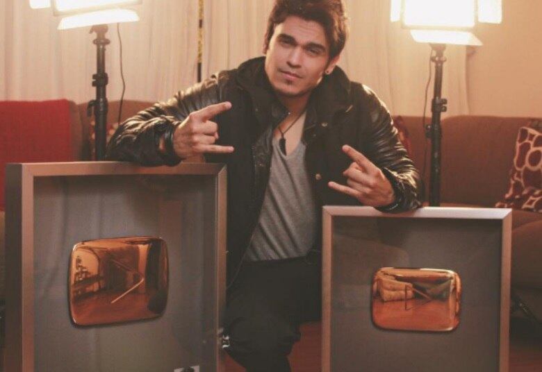 — O canal me desenvolveu. Fui meio que aprendendo com o tempo.
Hoje, depois de quase três anos, estou um pouco mais solto, mas ainda tenho que
melhorar. Não consigo fazer algumas coisas porque tenho vergonha, mas comparado
com o primeiro vídeo... [risos]

• Ex-bancário e ex-fotógrafo, Gusta se tornou uma celebridade no YouTube
