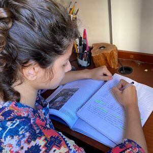 Laís em momento de estudo