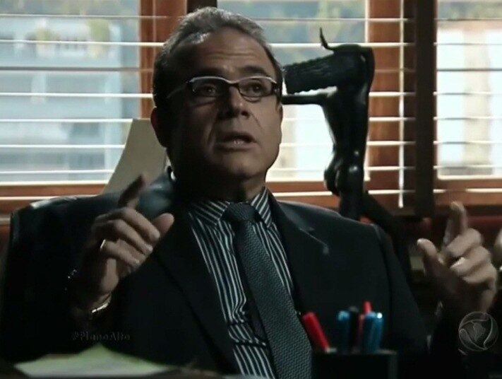 Papudo presta depoimento
para a polícia sobre o atropelamento de Aldomar. A imprensa se mostra contra
Guido e exige explicações sobre a gravação

+ Paula vai para cama com Guido Flores
