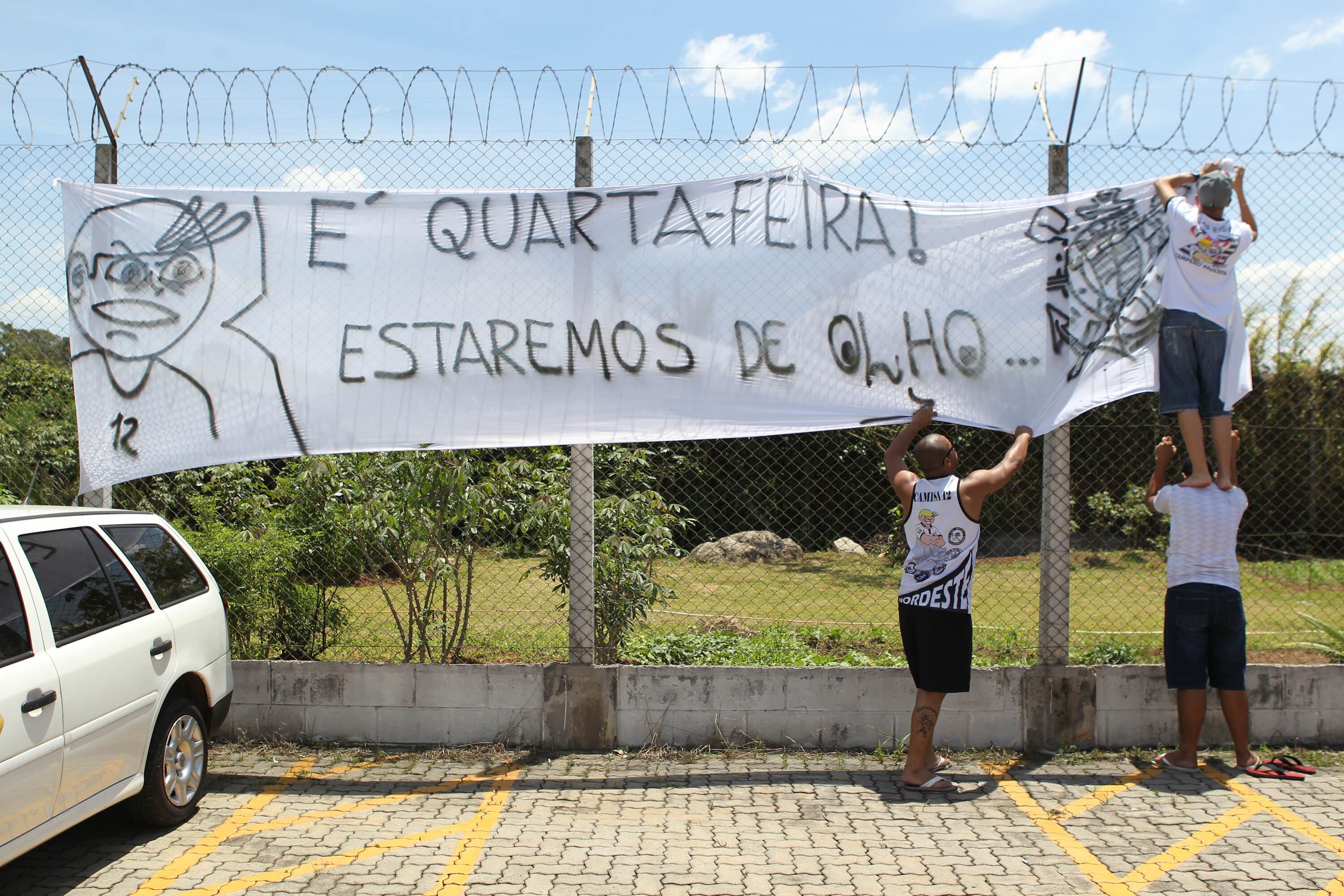 Uma das faixas apresentava duas listas. A primeira coluna era a do “não queremos”, que tinha itens como “falta de vontade”, “ociosidade”, “baladeiros” e era concluída com “energúmenos”. Na segunda, havia “vontade”, “coragem”, “amor à camisa” e alguns outros itens