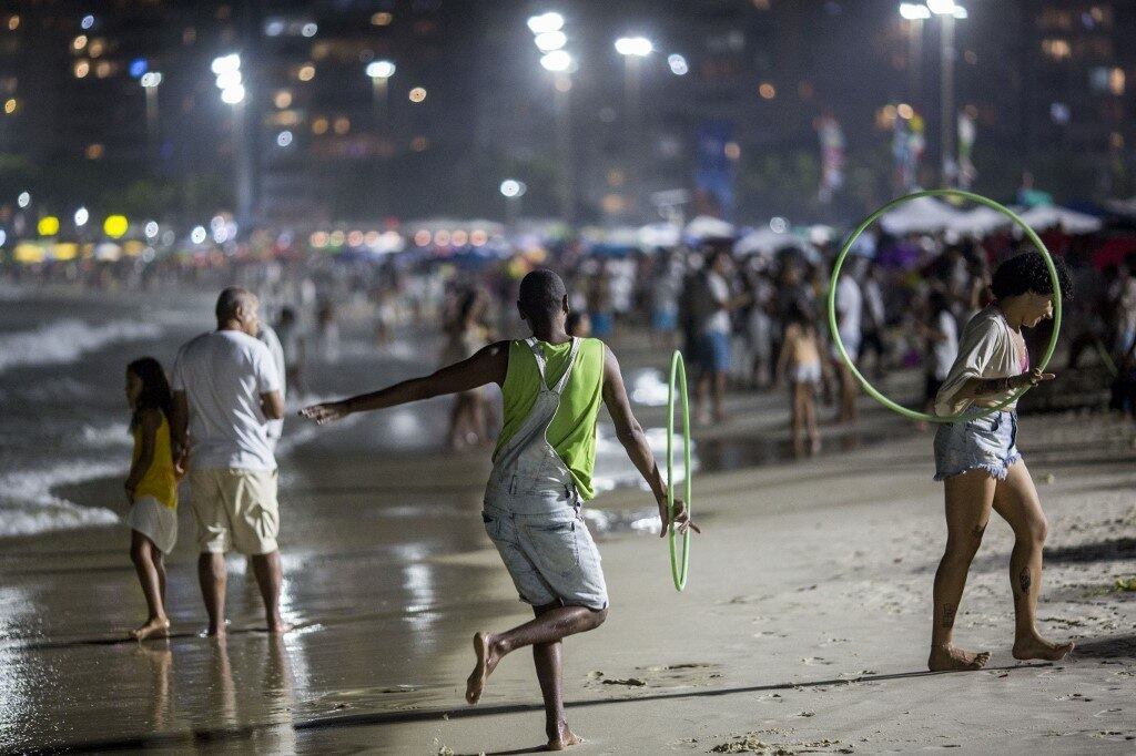 Festa do Ano Novo na areia da praia de Copacabana