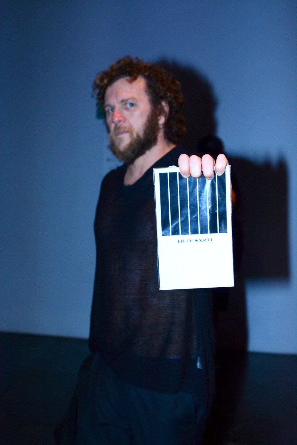 Cantor Otto com o convite do desfile da Lilly Sarti 