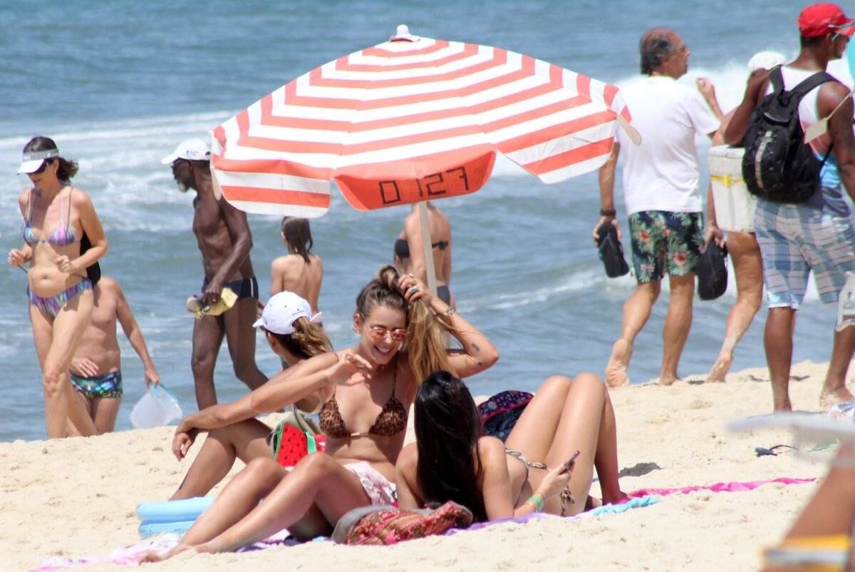 Yasmin Brunet esbanja beleza em dia de praia 