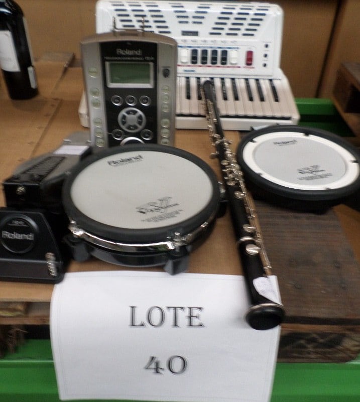 Os fãs de música podem fazer um ótimo negócio com o lote de
número 40, que recebe ofertas a partir de R$ 8.000 e conta com um acordeão
Roland FR-3S, um instrumento musical de percussão, um clarinete e um teclado
musical