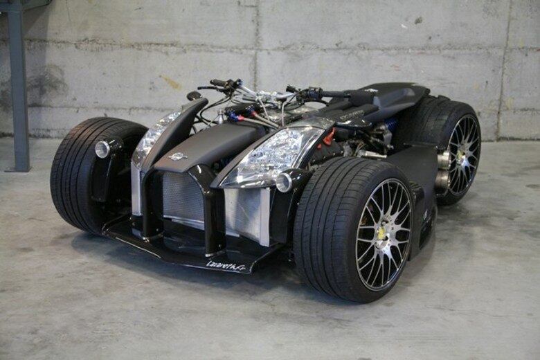 Colocar motores de carros em motos e quadriciclos não é uma novidade no mundo automotivo. O que faltava era alguém doido (e rico) o suficiente para misturar peças da Ferrari, BMW e Nissan em uma máquina feita com apenas um objetivo: diversão. Veja o resultado do louco Lazareth Wazuma V8F nas próximas fotos