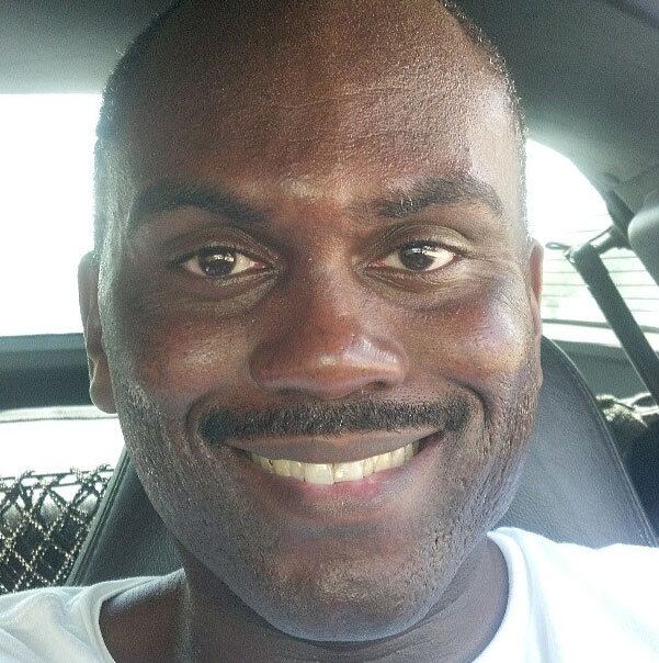 

Benny Wilfried está famoso.
Não como Benny, mas por seu pseudônimo nas redes sociais, “Mr. Pimp Good Game”.
Ele criou uma conta no Instagram com esse nome e postou quase 100 fotos, todas
ela de si mesmo, muuuuito parecidas entre si. São as fotos do tipo “selfie”, em
que a pessoa vira a câmera e tira foto da própria cara. Deu certo, e ele caiu
nas graças da galera

