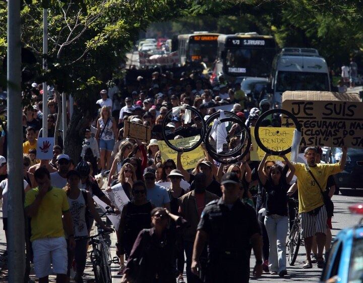 Os manifestantes caminharam ao redor da Lagoa com rodas de bicicleta, uma referência à morte do médico, esfaqueado enquanto pedalava. Eles pediram mais segura e justiça
