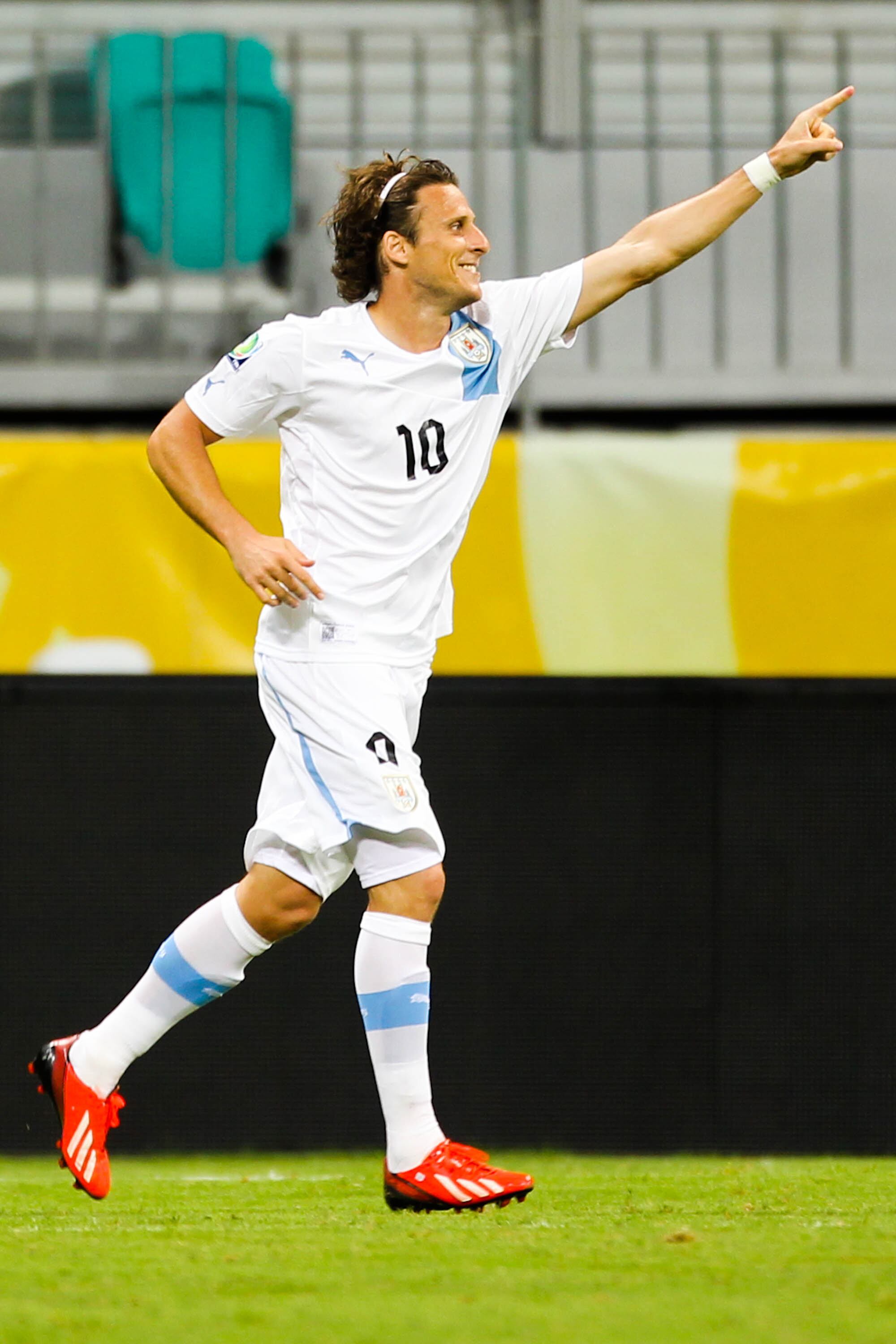 Forlán foi o autor do gol da vitória do Uruguai contra a Nigéria