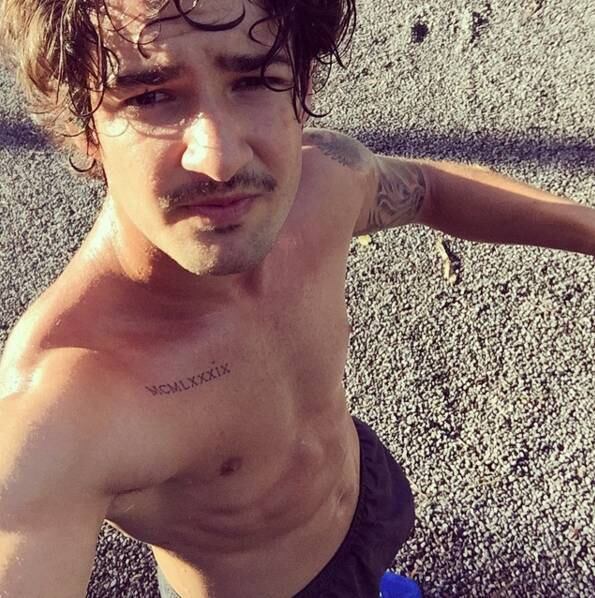 Como a maioria dos jogadores de futebol, Pato tem a barriga sarada