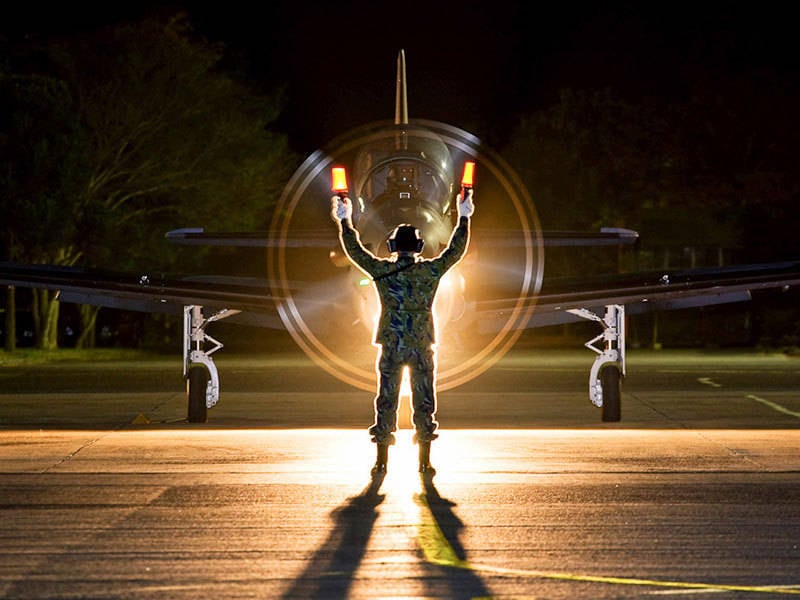 Um
F-5 modernizado permanecerá naquela Base de Anápolis (foto) para o alerta até o 1°
Grupo de Defesa Aérea, localizado em Goiás, receber seus futuros caças Gripen. Em períodos de 15 a 20
dias, uma dupla de pilotos de qualquer um dos três esquadrões de F-5 vai ser ser
responsável pelo alerta 