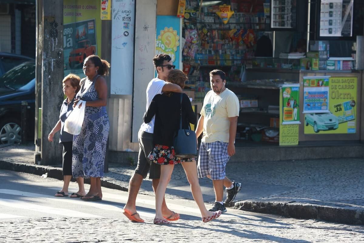 Sophia Abrahão e Sérgio Malheiros, que não assume romance, são fotografados andando de mãos dadas