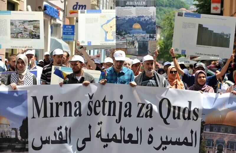 Cerca de 150 cidadãos
palestinos atualmente vivendo na Bósnia se reuniram hoje em manifestação em
Sarajevo para marcar o Naksa, quando israelenses tomaram várias regiões durante
a guerra de 1967