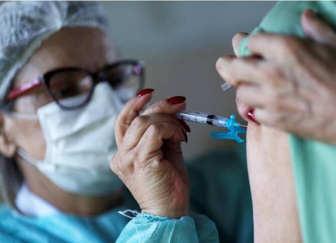 Fundo russo fez parceria com farmacêutica brasileira para produção nacional