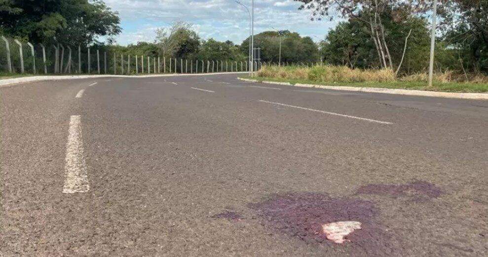 Marcas de sangue ficou no local (Foto: Matheus Rondon/TVMS Record)