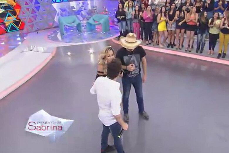 — O Geraldo me contou que foi você que apresentou a namorada. É isso? — disse ela para Sorocaba

+ Vídeo: Fernando e Sorocaba emocionam com seus grandes sucessos no Programa da Sabrina

+ Quer saber tudo sobre o Programa da Sabrina? Siga o perfil no Twitter

+ A atração da japa mais famosa do Brasil também está no Facebook. Curta!
