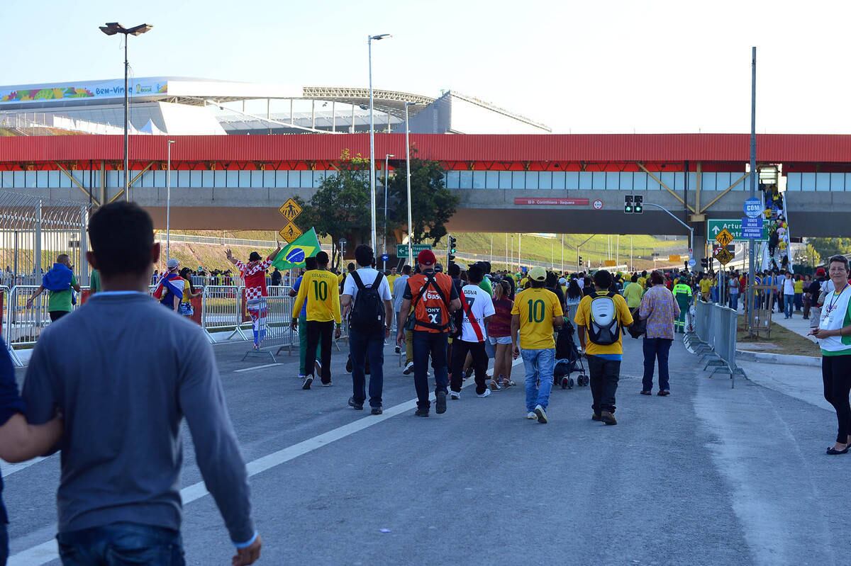 Uma cervejaria havia reservado um espaço dentro da estação Arena-Corinthians para representantes comerciais. A segurança do local não conseguiu conter a multidão, que invadiu o espaço