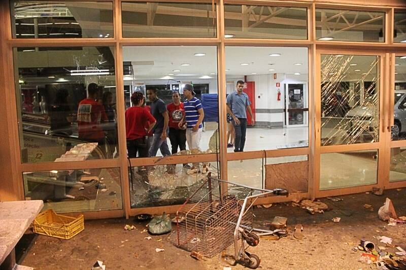 Jovens quebraram vidros e roubaram produtos do estabelecimento