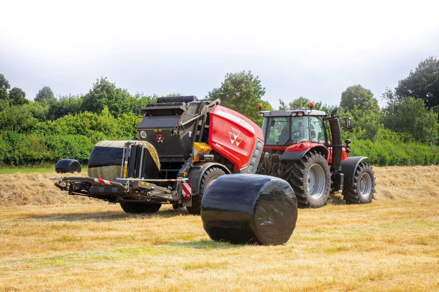 A enfardadora-MF-RB4160VProtec, da  Massey Ferguson, embrulha o feno em movimento, e apresenta maior velocidade de trabalho e redução de manutenção e níveis de ruído, além de manter o formato ideal do fardo. Divulgação / Massey Ferguson