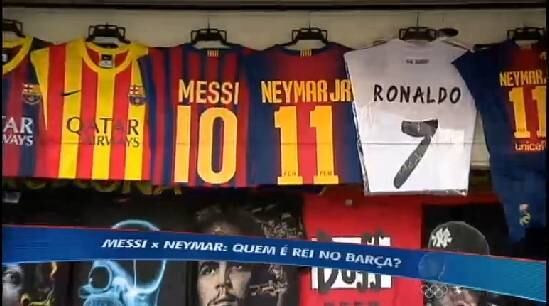 As camisetas são vendidas lado a lado, mas a do Messi ainda é um pouco mais popular...