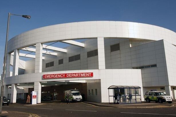 Diagnosticada com uma doença sem cura, hoje Smith é tratada na enfermaria de Edimburgo, na Escócia, onde ela está sendo tratada com medicamentos para manter os sintomas dela sob controle para que ela consiga trabalhar durante o dia.
— Quando as crises ficam muito intensas, eu tomo alguns remédios para conter enjoos, mas nada funciona totalmente