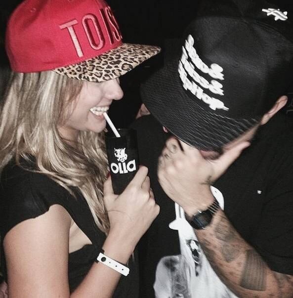 A gata costuma utilizar diferentes modelos de boné com o gíria Toiss quando costuma ir para baladas