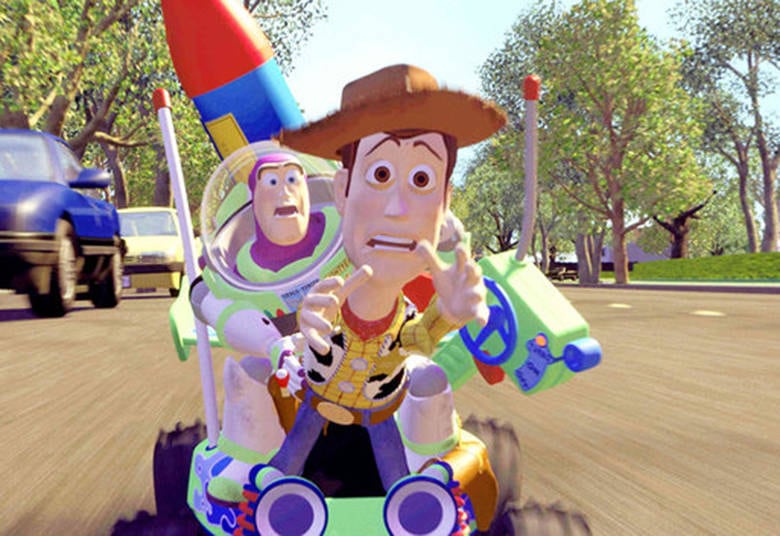 Harriet Scott, a jovem que achou o boneco, escreveu: "Ele caiu de um carro na M4. Está escrito Liam no pé esquerdo. Por favor, nos ajude a levar Woody para casa"