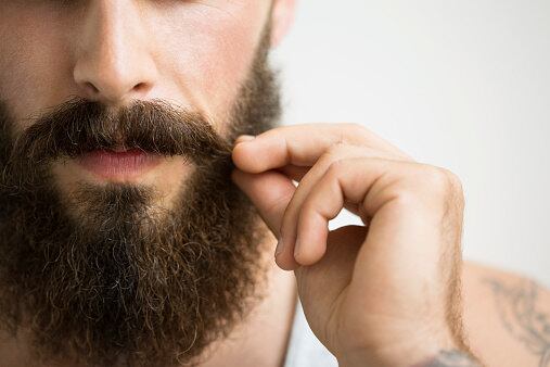 Sim, homens de barba são mais atraentes que os sem. Um estudo da revista britânica Evolution and Human Behavior mostra que homens barbados são percebidos como melhores pais e protetores
