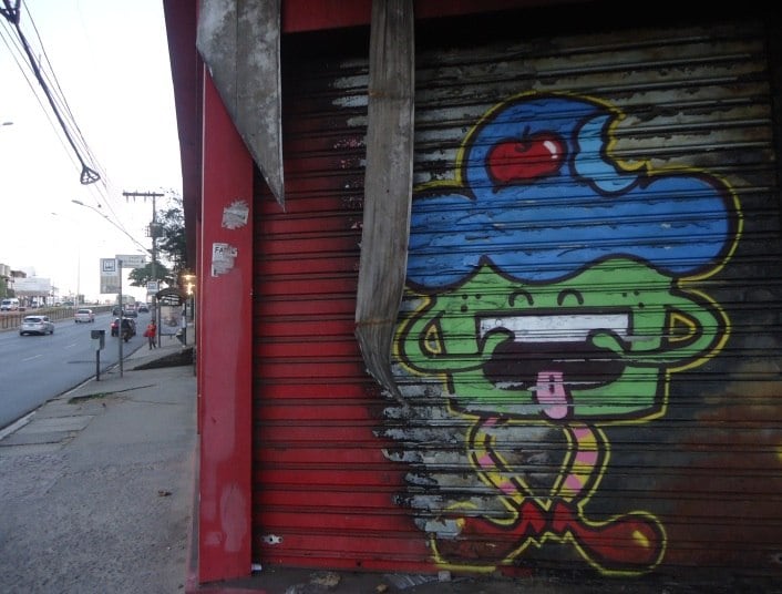 Raquel se inspirou no namorado, o grafiteiro KC, para começar a desenhar em paredes e muros. Ela conta que a ideia era criar uma marca simples, que pudesse ser reproduzida com facilidade e, ao mesmo tempo, divertisse quem a observasse